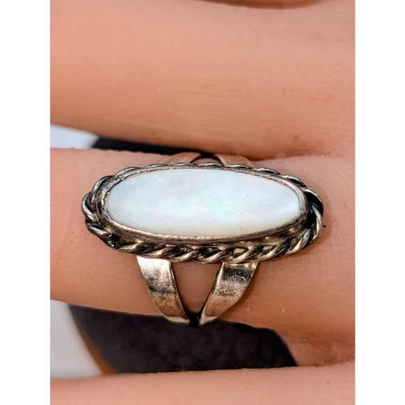 Vtg Southwestern Oblong Mother of Pearl Split Shank 925 Sterling Ring Size 5.75 - Picture 3 of 9